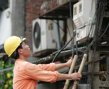 Cả làng ăn cắp điện?