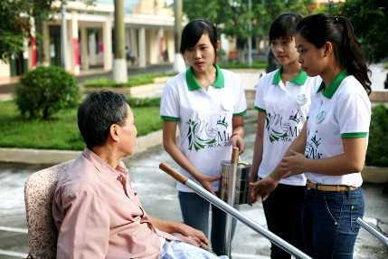 Nữ sinh thanh lịch tài năng chăm sóc thương binh