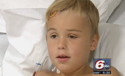 Nhờ bóng trúng đầu, bé trai thoát 'án tử '