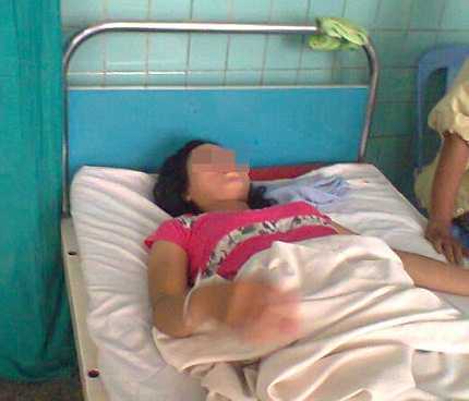 Tự phá thai bằng tuốc nơ vít, thủng tử cung