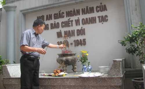 Người trông ngôi mộ tập thể lớn nhất thế giới ở Hà Nội