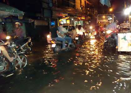 Hà Nội: Mưa lớn, nhiều tuyến phố ùn tắc