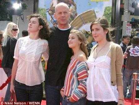 Chồng đầu của Demi Moore thương vợ, giận con