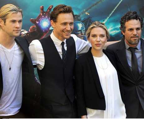 Quá gợi cảm, Scarlett Johansson bị 'ghen hội đồng'