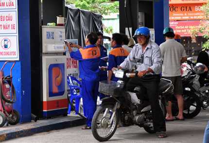 Xăng tăng giá: Dân nắm rõ, cửa hàng mù tịt