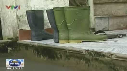 Hà Nội: Khu phố ngập nước, quanh năm 'vứt dép đi ủng'