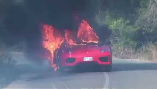 Clip: Siêu xe Ferrari của sao Argentina cháy đùng đùng