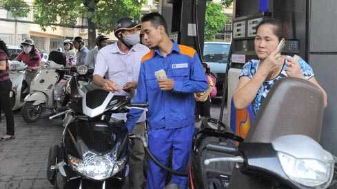 Dùng điện thoại tại cây xăng, phạt 5 triệu đồng