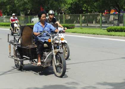 Ảnh: Những 'hung thần' nghênh ngang trên phố Hà Nội