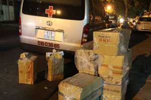 Giả xe cấp cứu vận chuyển thuốc lá lậu