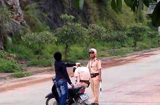 Trung tá cảnh sát giao thông bị côn đồ truy sát