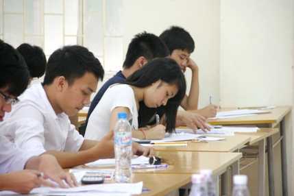 Trường nào có 275 thí sinh đạt trên 27 điểm năm 2012?