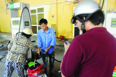 Bắt đầu phạt nếu dùng điện thoại di động ở cây xăng