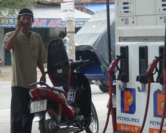 Dân vẫn 'hồn nhiên' nghe điện thoại ở cây xăng