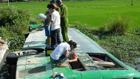 Hỗ trợ 17 nạn nhân bị tai nạn văng xuống chân cầu