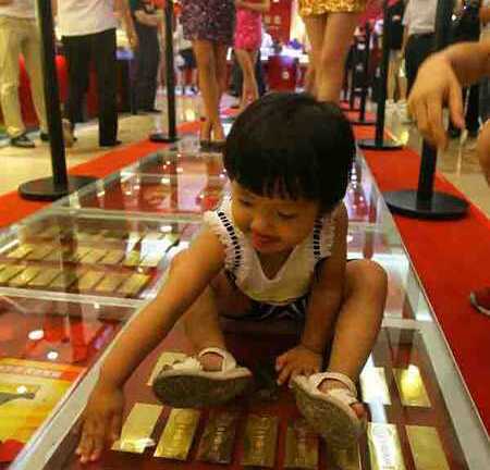 Chơi ngông, đại gia trải 200kg vàng làm thảm