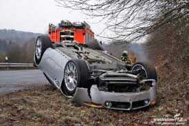 BMW M3 'lăn lông lốc' trên đường cao tốc