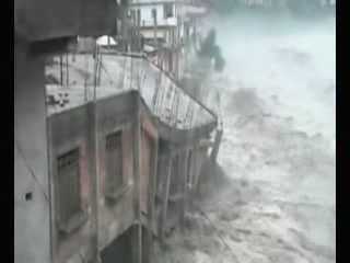 Mưa lũ cuốn trôi ngôi nhà 2 tầng trong 6 giây