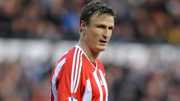 Cựu sao Chelsea nhập viện vì viêm màng não