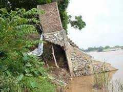 Sông Hồng sạt lở, uy hiếp nhiều mạng sống