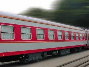 Tàu du lịch Hà Nội - Lào Cai đứt toa