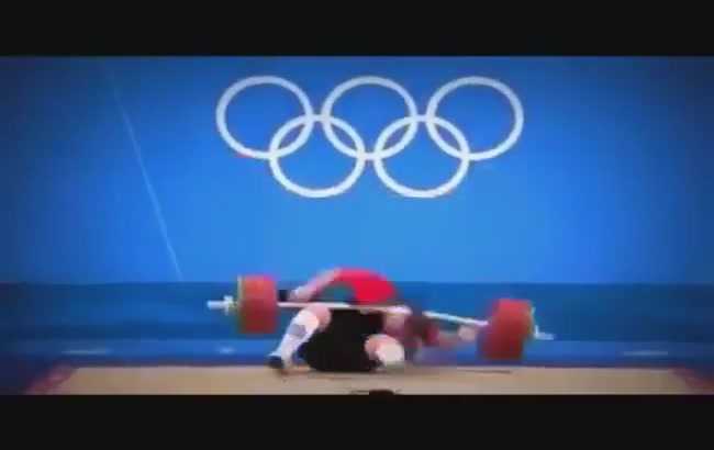 Lực sĩ bị tạ 196kg rơi sượt qua đầu