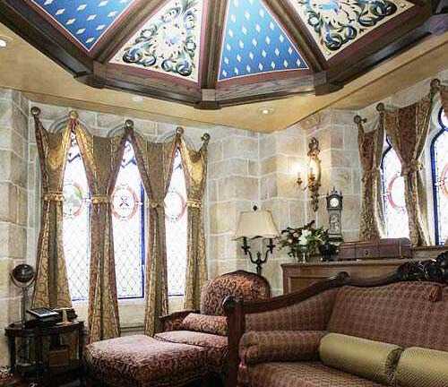 Bé Suri được bố cho ở lâu đài Lọ Lem