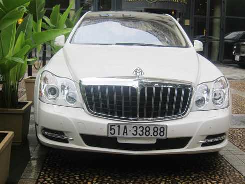 Siêu xe Maybach 62S và Phantom Rồng 'đối đầu' ở Hà Nội