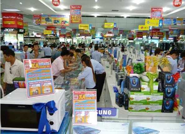 'Biển người' xếp hàng mua sắm tại Media Mart ngày mưa