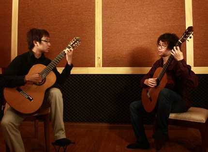 Thưởng thức âm nhạc từ cây đàn guitar 10 ngàn đô