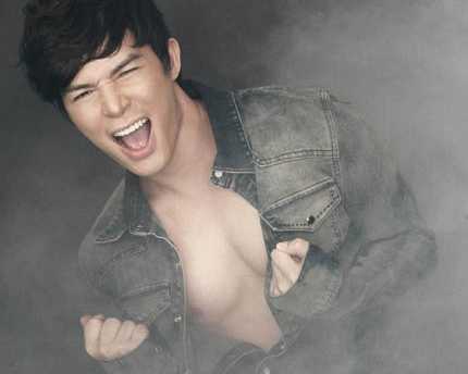 Nathan Lee phanh áo khoe thân hình ‘chuẩn men’