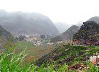 Người dân cao nguyên đá đón 2 ‘nguồn’ điện