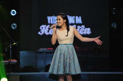 Ngọc Anh ngượng ngùng bị MC Anh Tuấn bắt lỗi