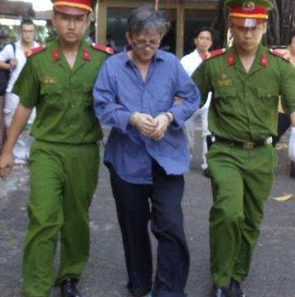 'Siêu lừa' mang tiền âm phủ đi mua xe