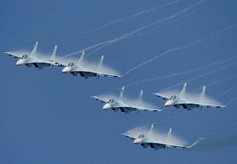 Ảnh quốc tế 14/8: Vũ điệu ấn tượng của không quân Nga