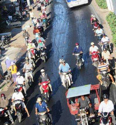 TP.HCM: Bùn sình hôi thối nhuộm đen quốc lộ 1A