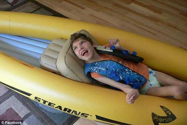 Xúc động người cha bồng con bại não thi 3 môn phối hợp