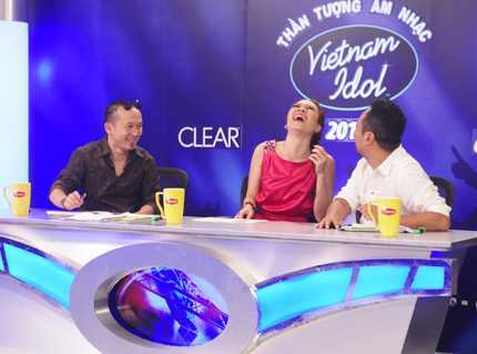 Mỹ Tâm cười ngất vì thảm họa hát ngọng Vietnam Idol