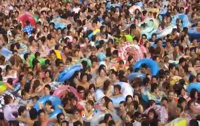 Bể bơi kín đặc người