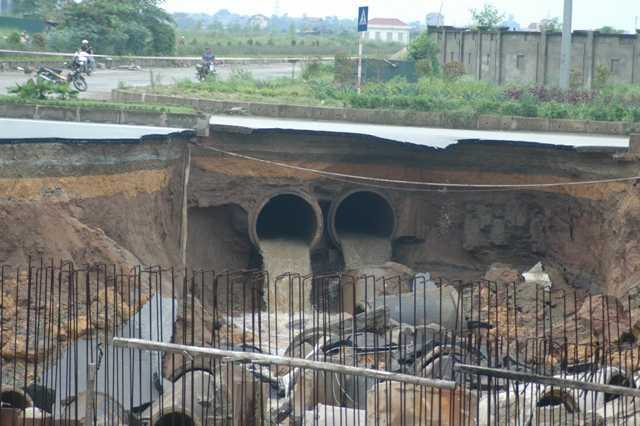 'Hố tử thần' cắt ngang đường huyết mạch thủ đô