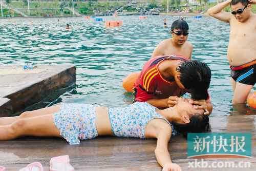 Nữ cứu hộ mặc bikini được trả lương hơn 30 triệu