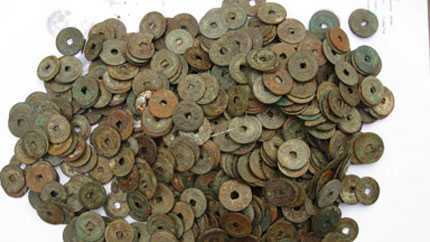 Tìm thấy hũ đựng tiền cổ khi đào giếng