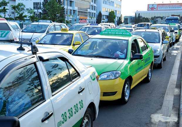 Taxi ở Sài Gòn: Bấm còi cũng ăn gian được cước