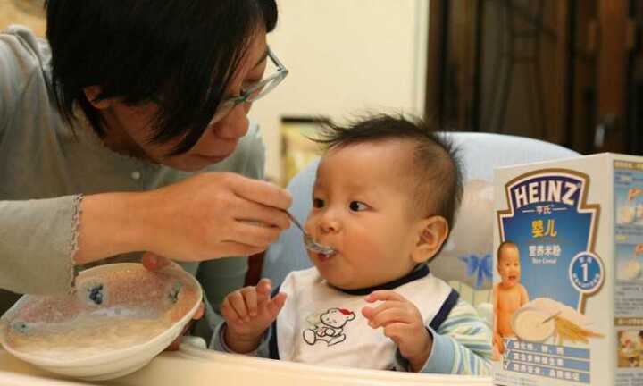 Sữa bột Heinz gây nguy cơ cứng tay chân ở trẻ bị trả