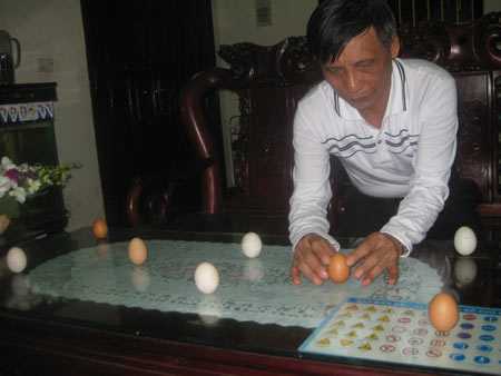 Khả năng kỳ lạ của 'dị nhân' khiến trứng đứng trên đũa