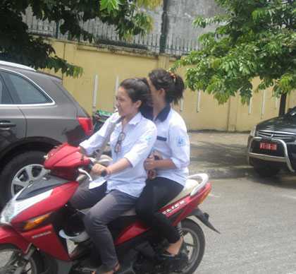 Mặc lệnh cấm, học sinh vẫn xe máy, đầu trần tới trường