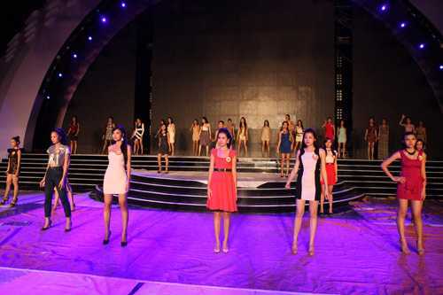 Thí sinh Hoa hậu ngã nhào trên sân khấu