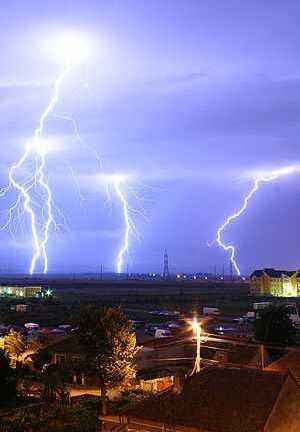 Đi giữa mưa bị sét đánh văng khỏi xe máy tử vong