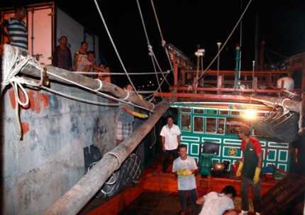 Cứu 6 thuyền viên gặp nạn ở biển Hoàng Sa