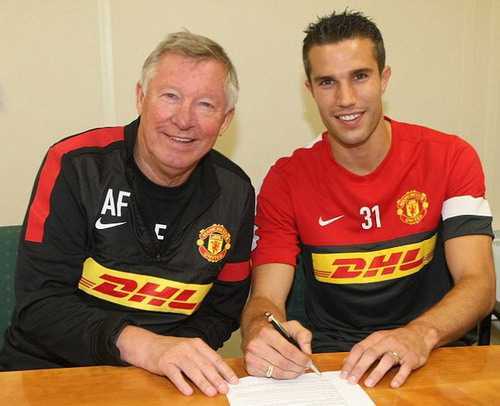 21h 25/8, MU-Fulham: Kích nổ Van Persie